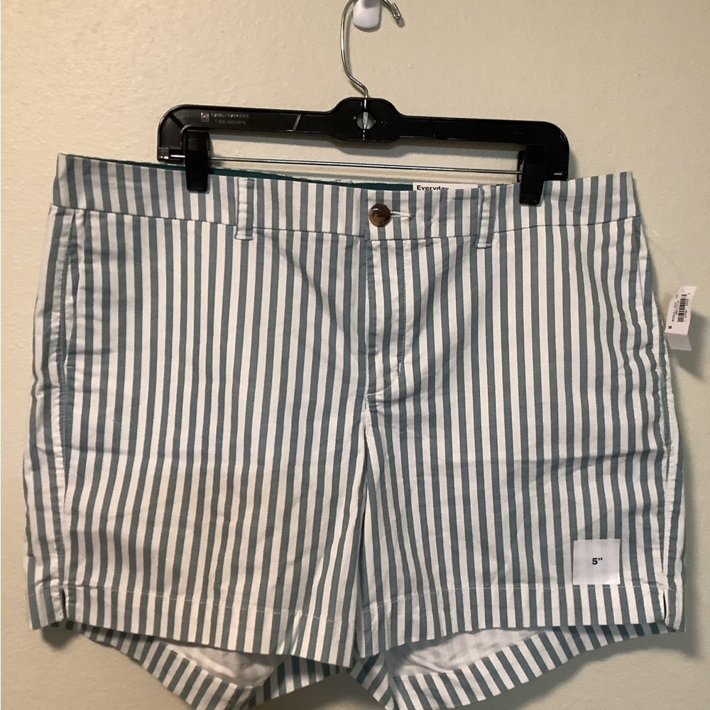 Old navy Women’s everyday short green white striped size 16 5” zip front shorts